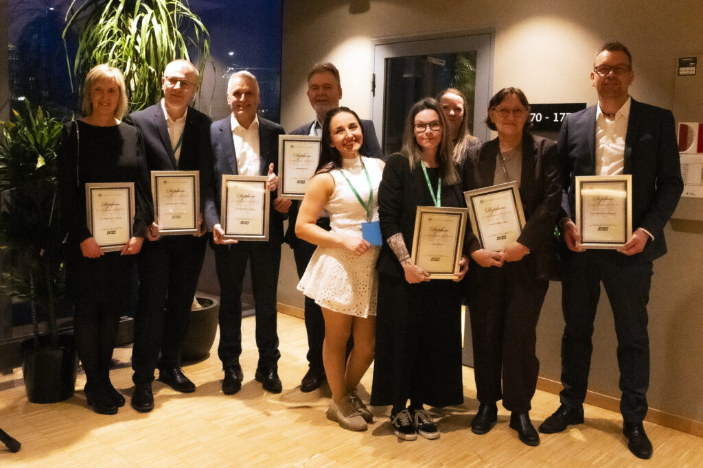 Vinnerne av diplom 2025. Fra venstre: Inger Marit Stenbro (Nor Tekstil avd. Trondheim), Nedzad Tabaković (Sentralvaskeriet for Østlandet/Textilia avd. Oslo), Frank Tobiassen (Nor Tekstil avd. Bodø), Bjørn Vivelid (Oddaprodukt), Hava Andersen, Wanja-Elisabeth Bergum og Nina S. Hatland (Midtre Namdal Vekst), Janne Grindvik (Ytre Namdal Vekst) og Eirik Halvorsen (Nor Tekstil avd. Bergen). Representanter fra Eiker Vekst, Movia Formidling, Sarpsborg kommune, Trigger, Trysil Vask & Rens og Uni-K var ikke tilstede under diplomutdelingen.